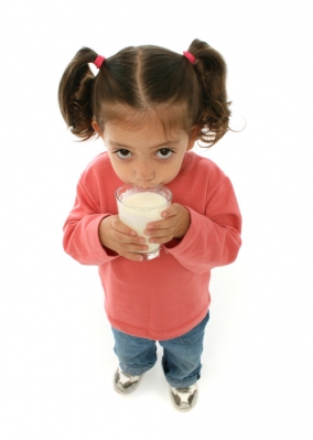 A fizikailag aktív gyerekekkel tejet kell itatni, mert ez hatékonyabban véd a kiszáradástól, mint a sportitalok vagy víz.