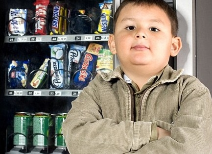 Az iskolák 83 százalékában csak szénsavas üdítő, édesség és csipsz kapható az automatáákban