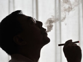 Minden beteg esetében ismert volt a dohányzási státusz